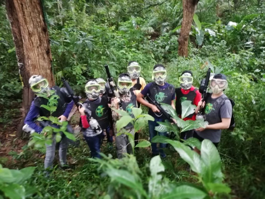 Grupo jugando paintball Panama