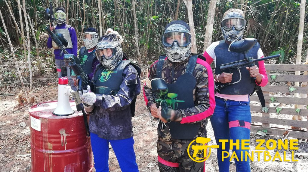 Grupo jugando paintball Panama